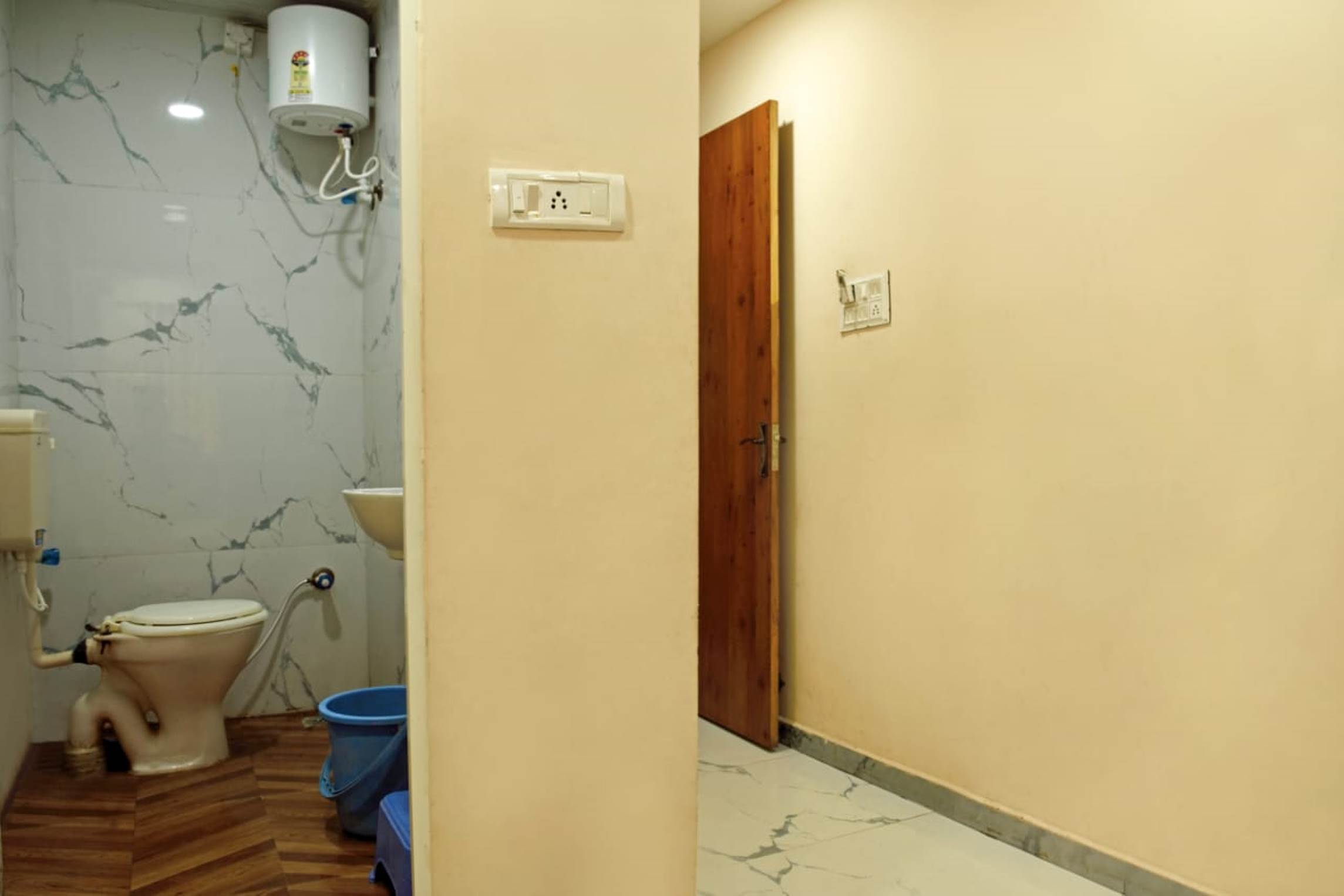 Hotel Boat - Tap to explore photos