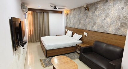 HOTEL GRAND INN Room Type - Super Deluxe Room
