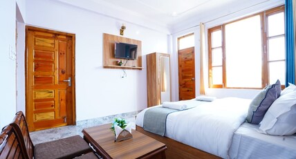 Kavin Sparrow Room Type - Super Deluxe with Private Balcony & Mountain View Kavin Sparrow Room Type - Super Deluxe with Private Balcony & Mountain View