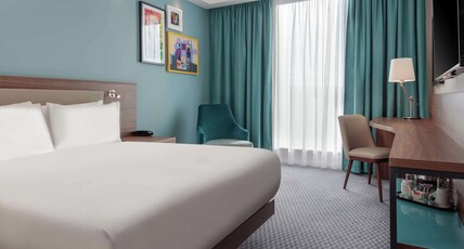 Hampton by Hilton Edinburgh Airport Room Type - QUEEN ROOM UK KING BED