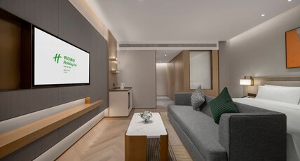 Holiday Inn FU Room Type - 1 King Premium