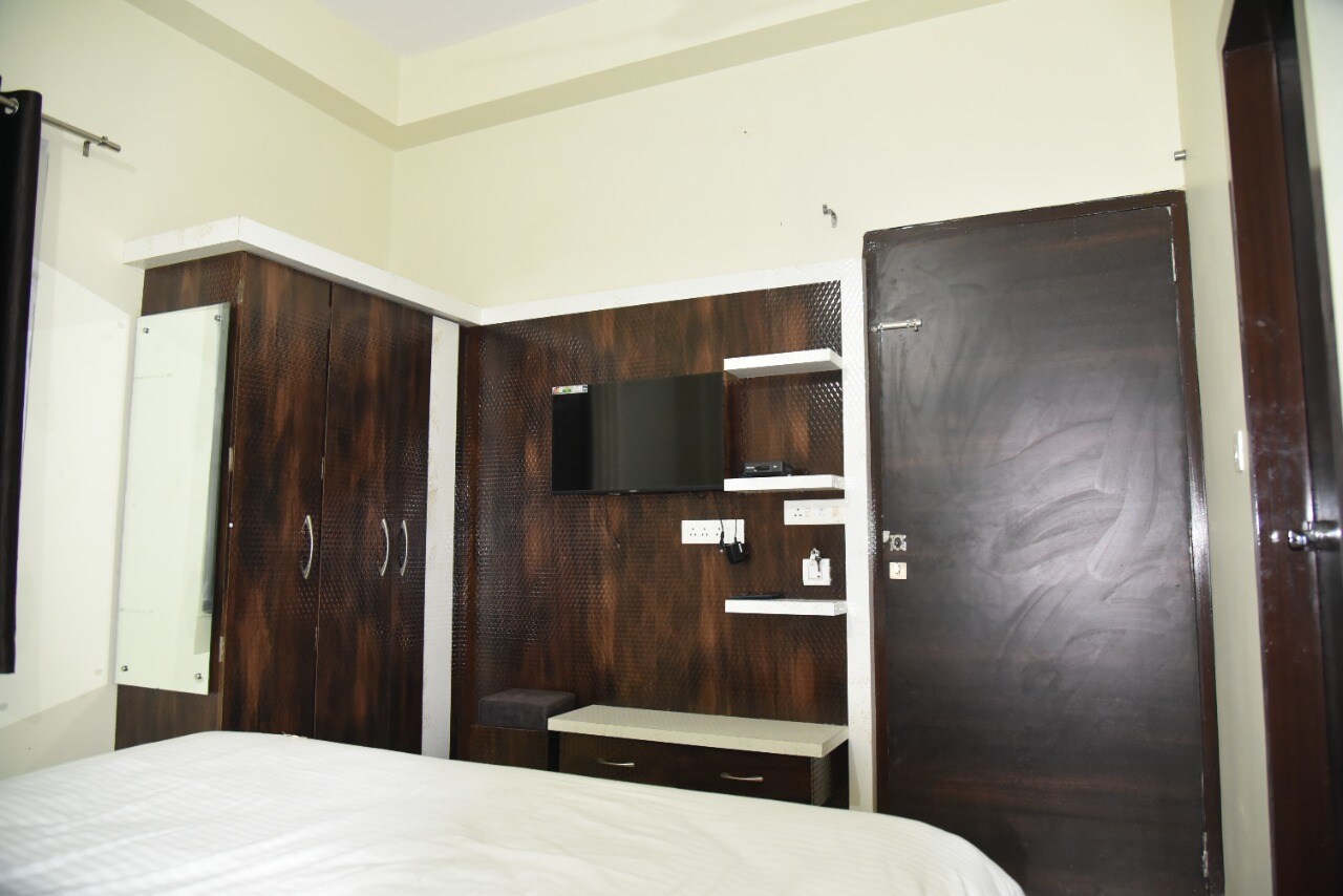 shree guest house - Tap to explore photos