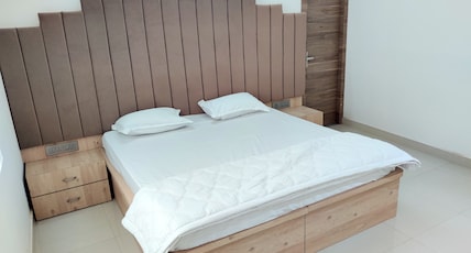 SHREE JI STAYS Room Type - DELUXE ROOM SHREE JI STAYS Room Type - DELUXE ROOM