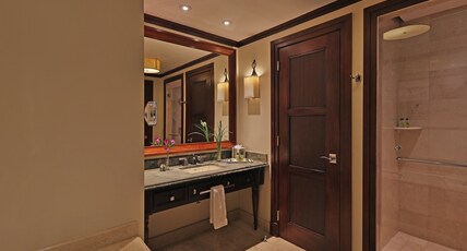 Real InterContinental at Multiplaza Mall Room Type - 1 King Premium Club Lounge Access Real InterContinental at Multiplaza Mall Room Type - 1 King Premium Club Lounge Access