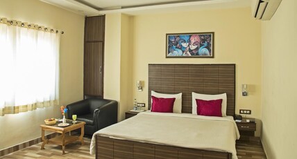 Spring Sky Mughalsarai By ShriGo Hotels Room Type - ShriGo Premium Room with Sitting Area (Free Wi-Fi and Tea Maker)