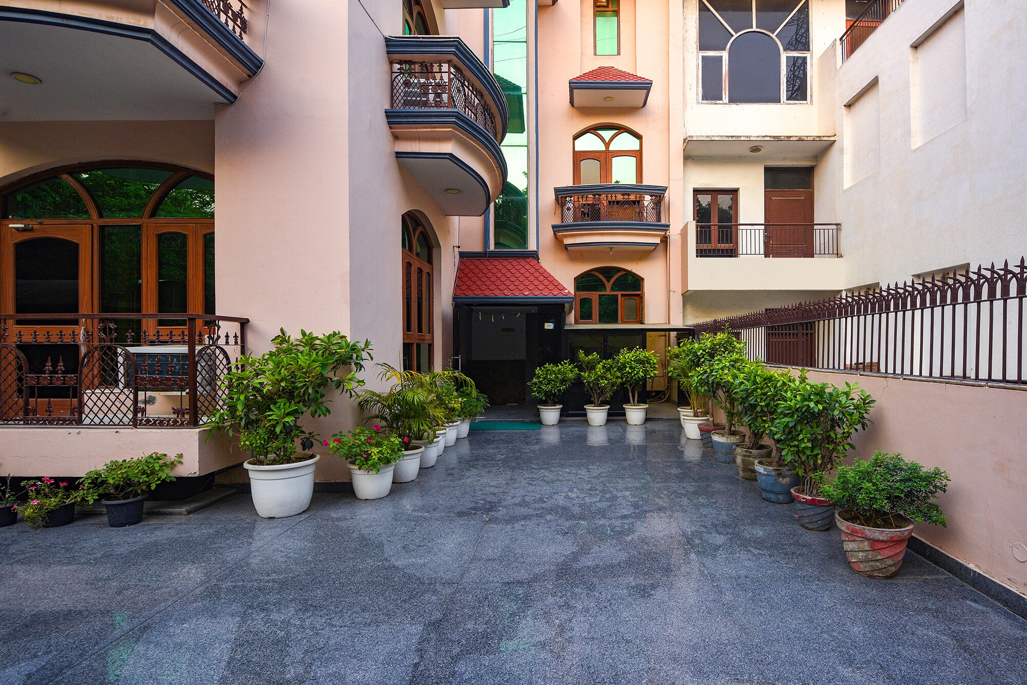 FabHotel The Arjun Sushant lok - Iffco Chowk Sector 29 - Tap to explore photos