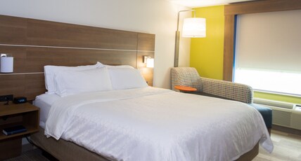 Holiday Inn Express Hotel & Suites Muskogee Room Type - 1 King Bed Standard