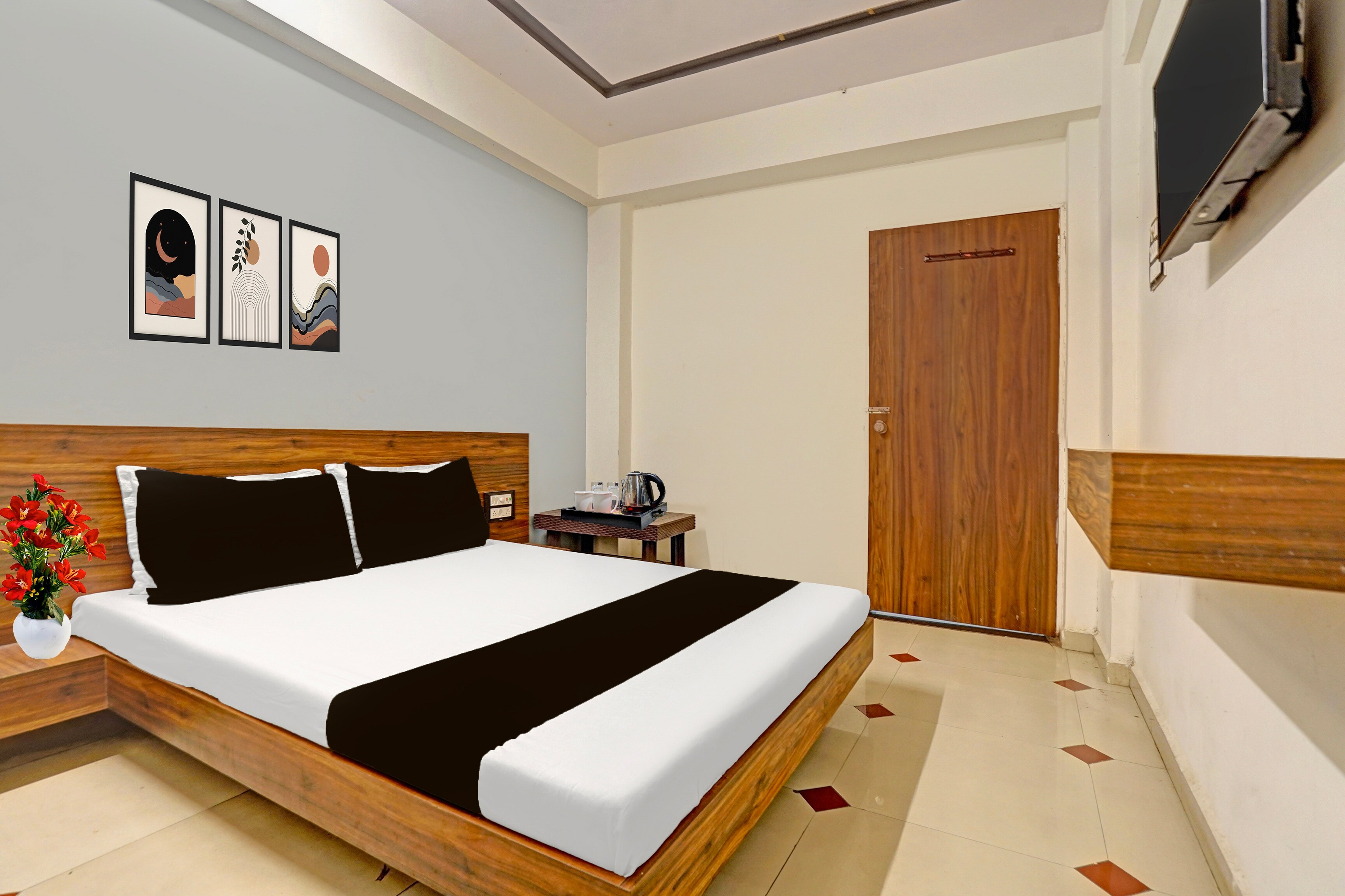 Super Collection O Kadodara Bus Terminal Formerly Hotel Rudra - Tap to explore photos