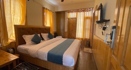 DIWAN SACHPASS GUEST HOUSE Room Type - Premium Room With Mountain View And Balcony DIWAN SACHPASS GUEST HOUSE Room Type - Premium Room With Mountain View And Balcony