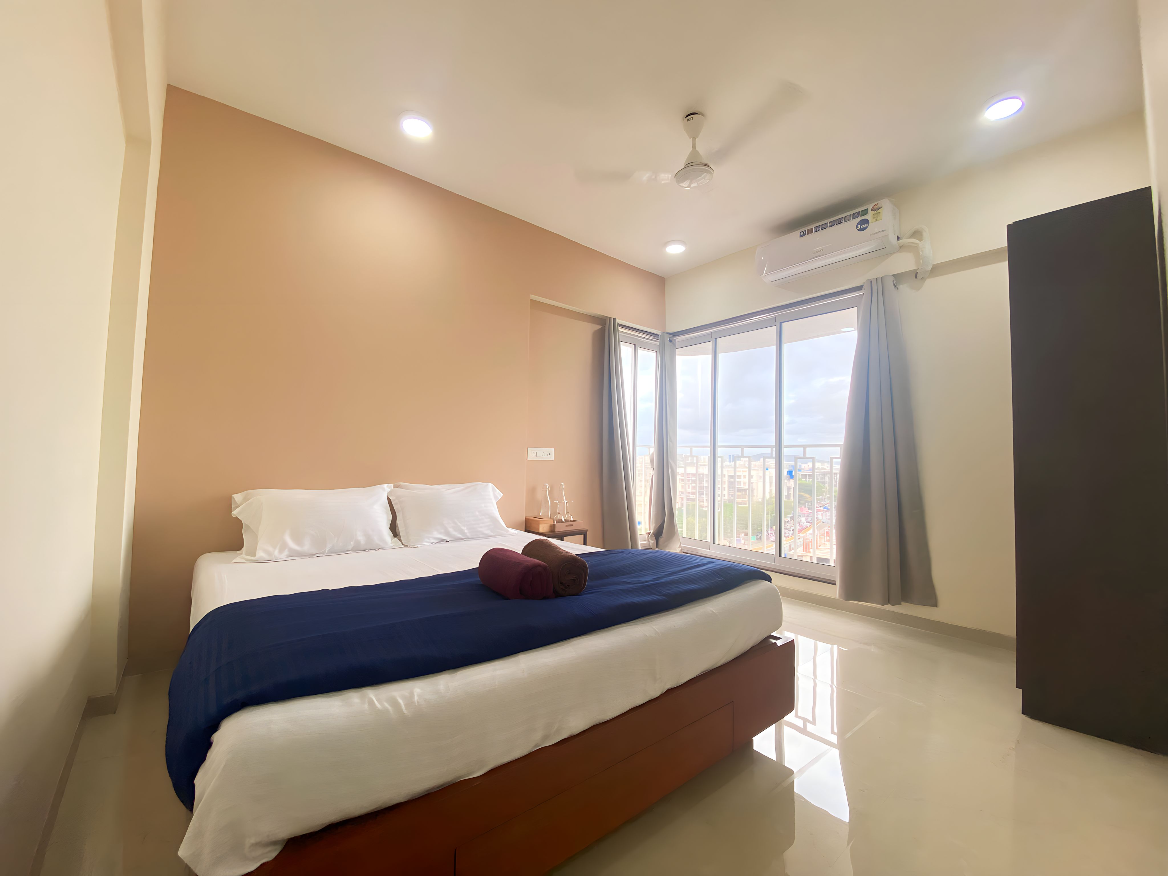 Juhu Getaway with Rooftop Pad - Tap to explore photos