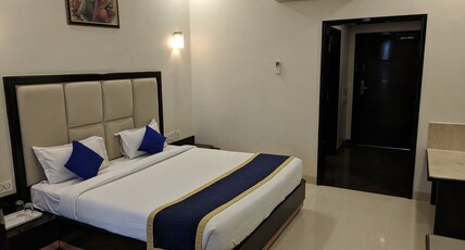 Chandra Imperial Room Type - Deluxe Room with Work Desk