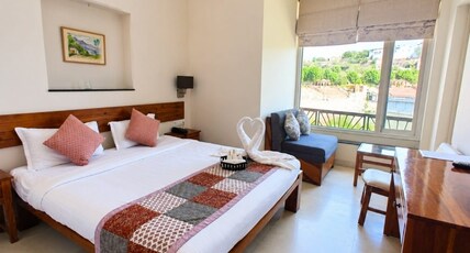 Lakeside Inn Ratanada Room Type - Double Room with Lakeview and Balcony