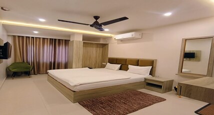 Shree Inn Room Type - Deluxe Room
