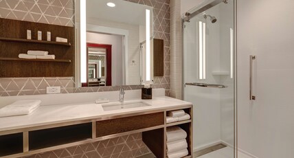 Hilton Garden Inn Temecula Room Type - 1 KING BED POOL VIEW