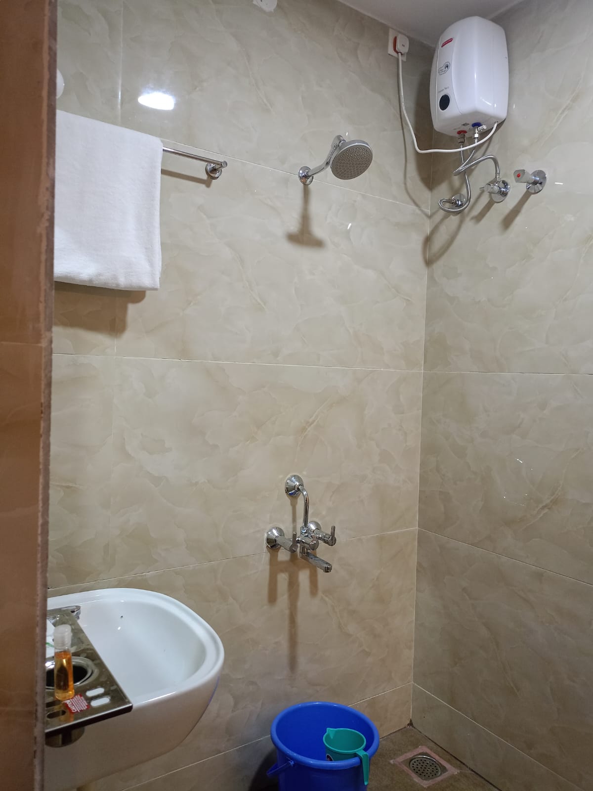 SAS SQUARE - Tap to explore photos