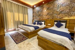 Hotel Chinar by Voyager Hotels @ 1 min from Katra Main Market