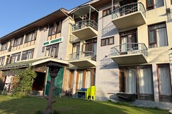Hotel Pine Grove Near to Dal Lake