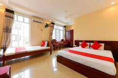 OYO 230 Titanic Hotel