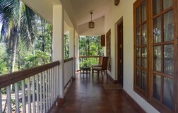 Queen Oaks Two- Bedroom Villa with Living Area