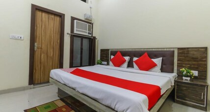 HOTEL YAMUNA VILAS Room Type - Deluxe Double Bed