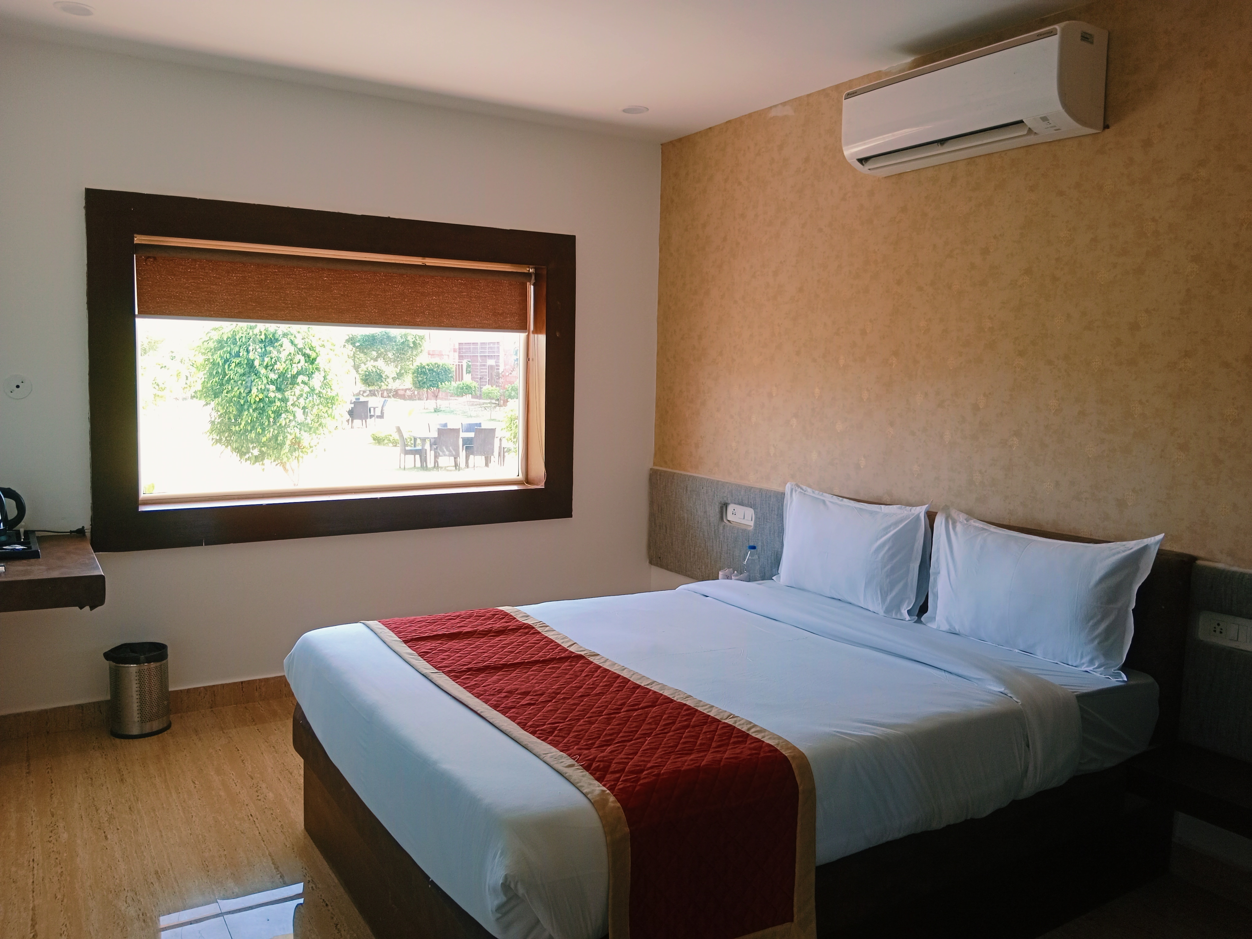 Band Baretha - Tap to explore photos