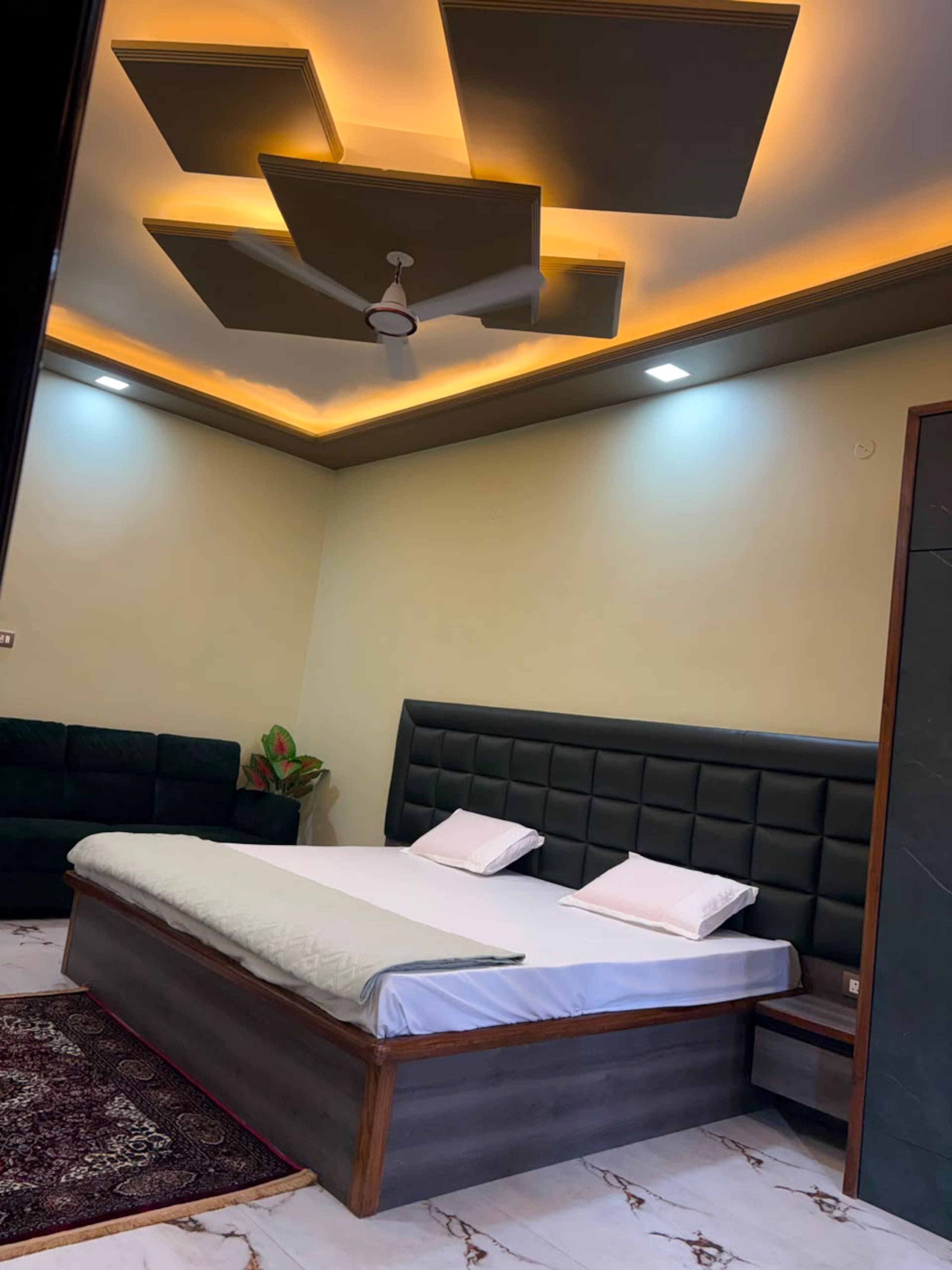 Apple's Nest Premium Stay Near Sangam - Tap to explore photos