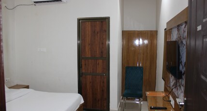 Paradise Stays Room Type - Deluxe Double Room-4