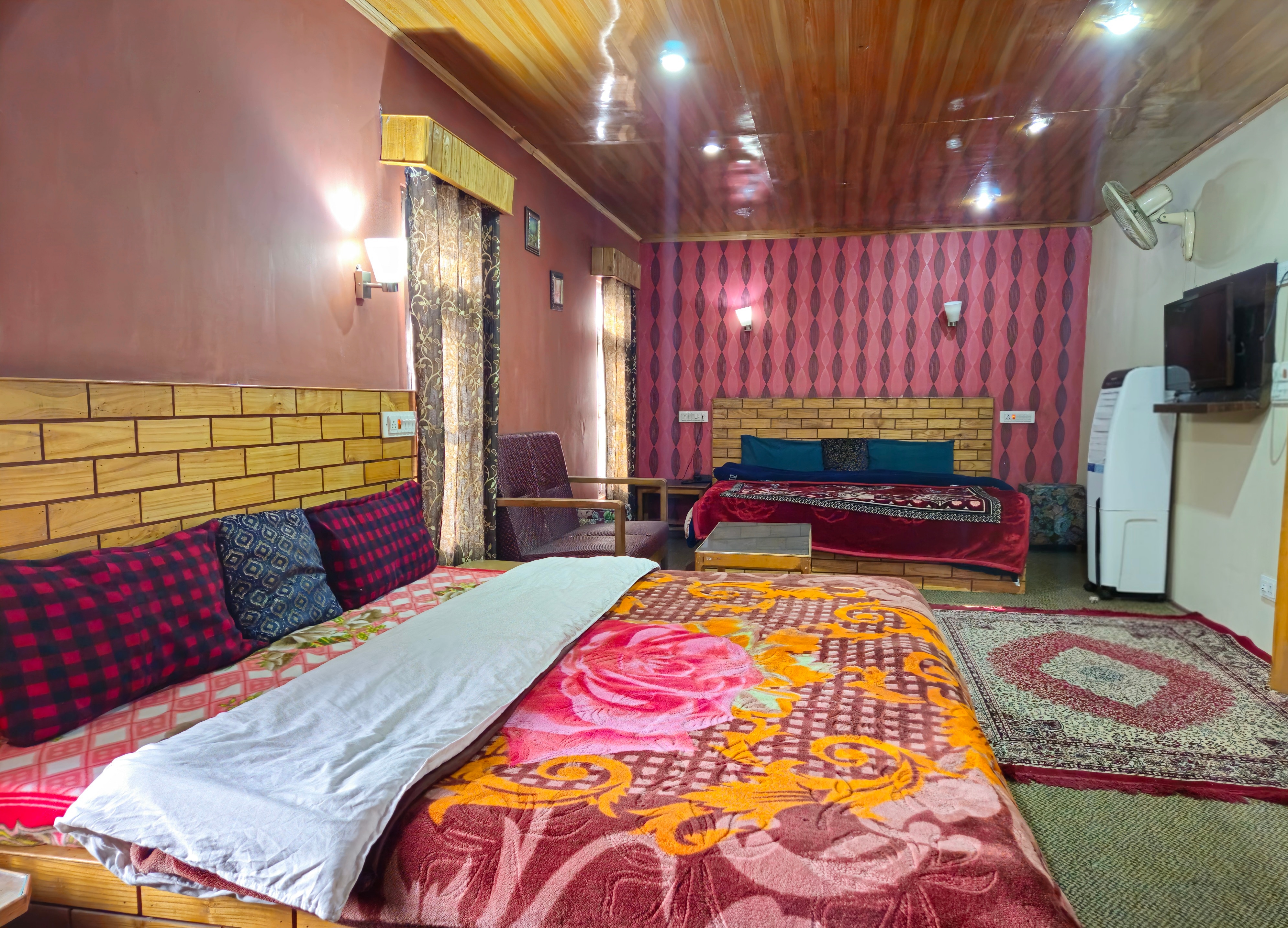 Hotel Kashmir Inn - Tap to explore photos