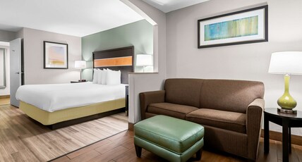 Best Western Executive Suites Room Type - 1 King Bed, Non-Smoking, Oversized Room, Two 42 Inch Lcd Televisions, High Speed Internet Access, Mi