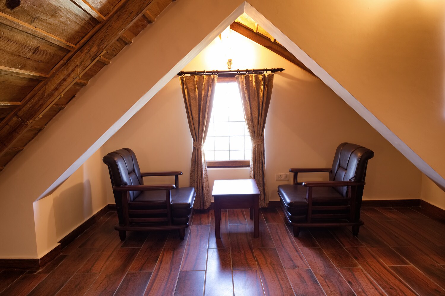 Maini's Hill Cottages - Tap to explore photos