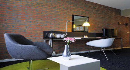 Mercure Hotel Zwolle Room Type - Privilege Room with a double bed and a sofa