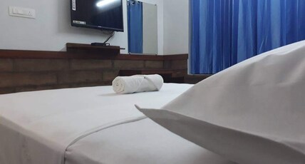 Asoka Inn Room Type - Delux Room AC (Double Bedroom)