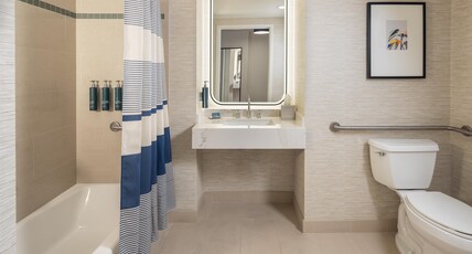 Hilton Orlando Room Type - 2 QN POOL VW ACC BATHTUB