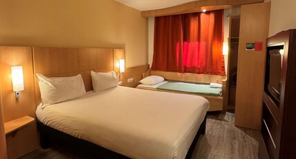 ibis Istres Trigance Room Type - Standard Room with 1 double bed and 1 single bed ibis Istres Trigance Room Type - Standard Room with 1 double bed and 1 single bed