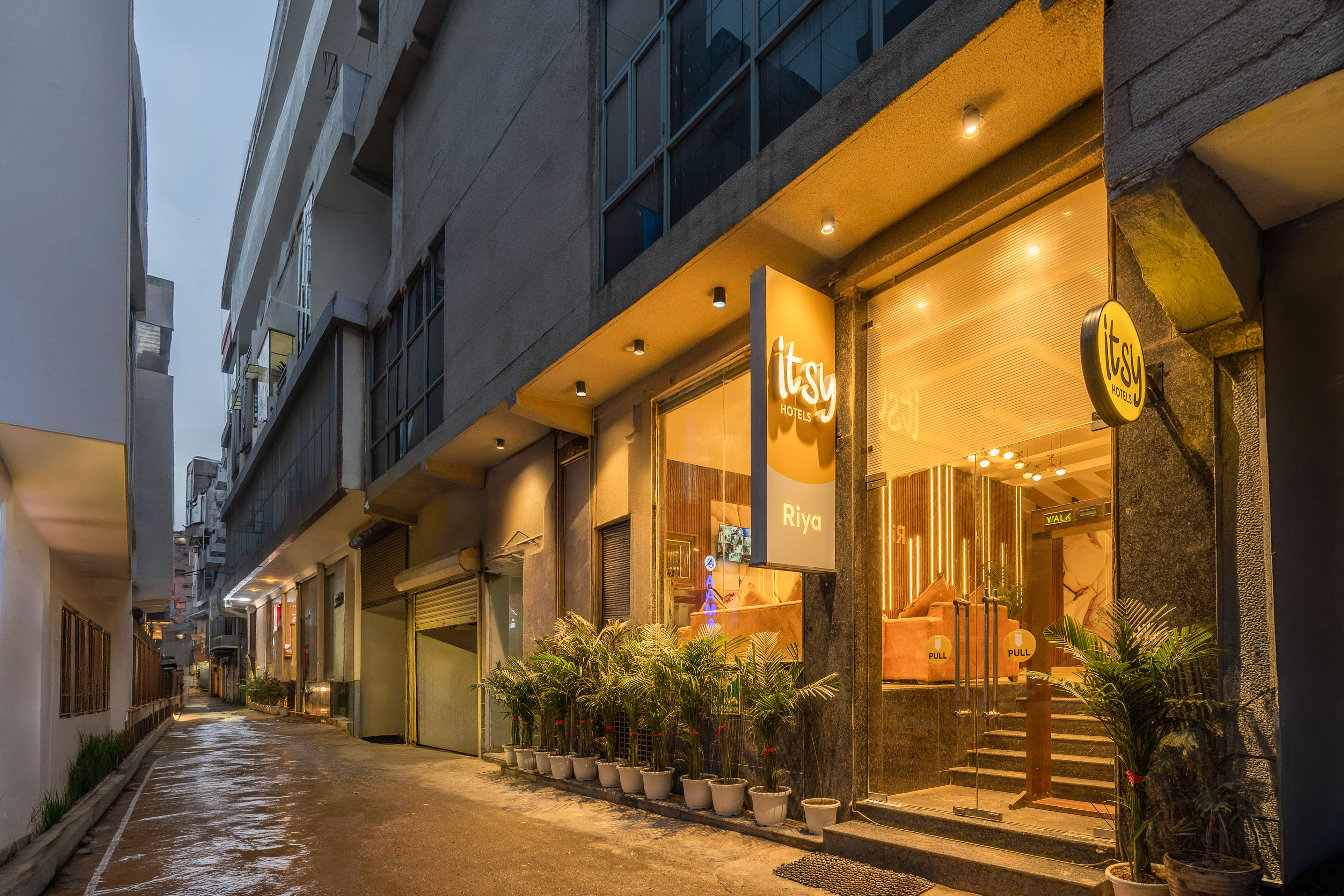 Itsy Hotels Riya Near IGI Airport - Tap to explore photos