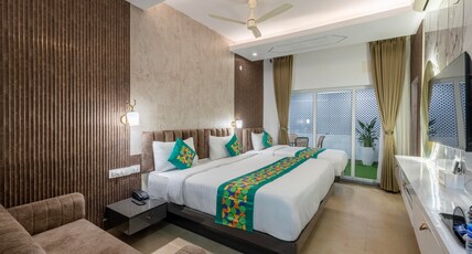 Treebo Premium Emerald Dove With Swimming Pool Room Type - Premium Family Room with Balcony