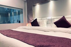 KITCHEN KING EXECUTIVE ROOMS