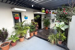 Spacious Garden Home In Heart Of The City