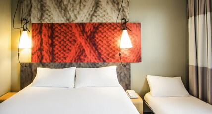 ibis Tarbes Odos Room Type - Room with 1 double bed and 1 desk bed featuring the new bedding