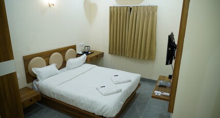 Hotel Vijaya Gardens Room Type - Deluxe Room