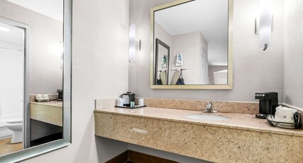 Best Western Executive Suites Room Type - SUITE-1 KING BED,NSMK,2FLATV,JACZZ,MICRFG,HISPD,FULL BREAKFAST