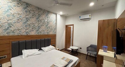 Comfort Inn Room Type - Deluxe Room with King Bed Comfort Inn Room Type - Deluxe Room with King Bed