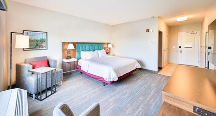Hampton Inn & Suites by Hilton  Room Type - 1KNG MOB HEAR ACC W TUB NS
