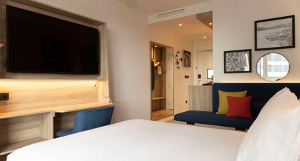 Hampton by Hilton Malaga Martiricos Room Type - QUEEN ROOM WITH SOFA BED