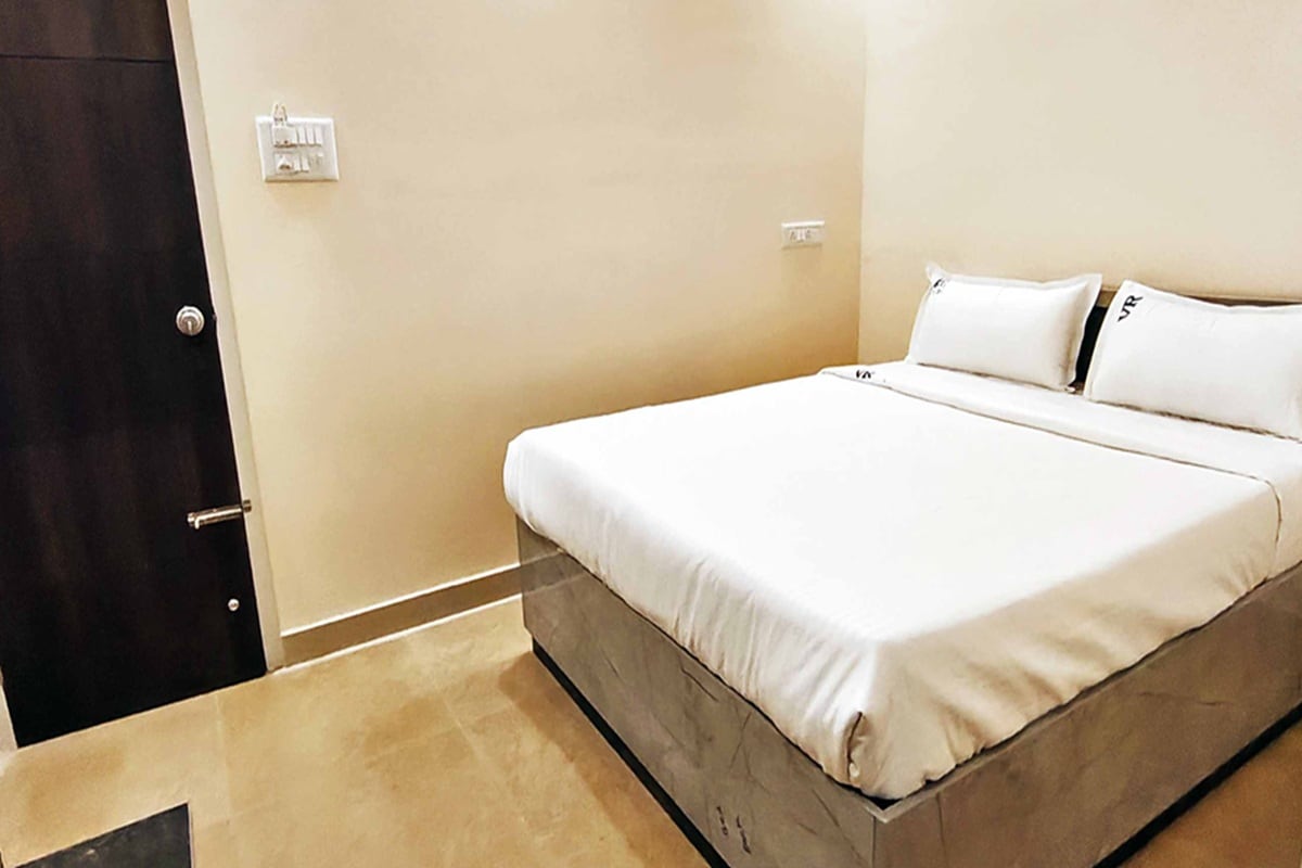 VR Residency near Jayadeva Hospital - Tap to explore photos