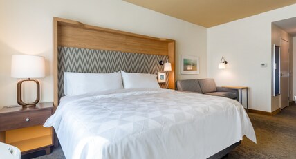 Holiday Inn & Suites Cedar Falls - Waterloo Event Ctr Room Type - 1 King Standard Communications Accessible Holiday Inn & Suites Cedar Falls - Waterloo Event Ctr Room Type - 1 King Standard Communications Accessible