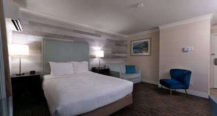 Prestige Beach House, BW Premier Collection Room Type - Accessible - 1 Queen, Non-Smoking, Roll In Shower, Mobility Accessible, Balcony, Upgraded Linen, Min