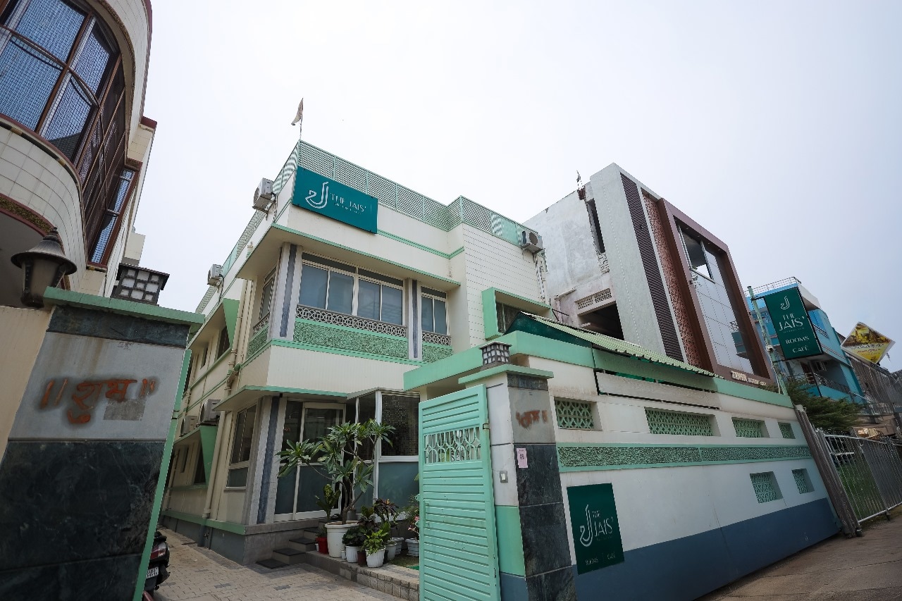 THE JAIS BOUTIQUE HOTEL {70 METERS FROM ASSI GHAT) - Tap to explore photos