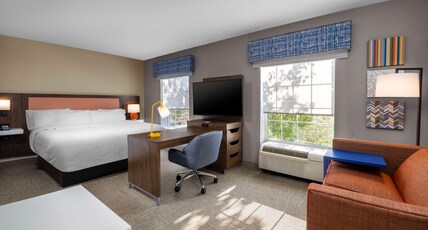 Hampton Inn & Suites State College at Williamsburg Square Room Type - KNG SUITE SOFA BD  NSMKG