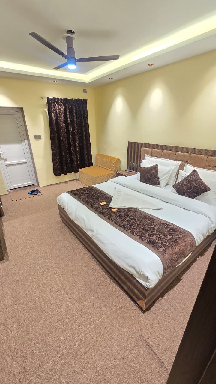 Hotel New Gulistan - Tap to explore photos